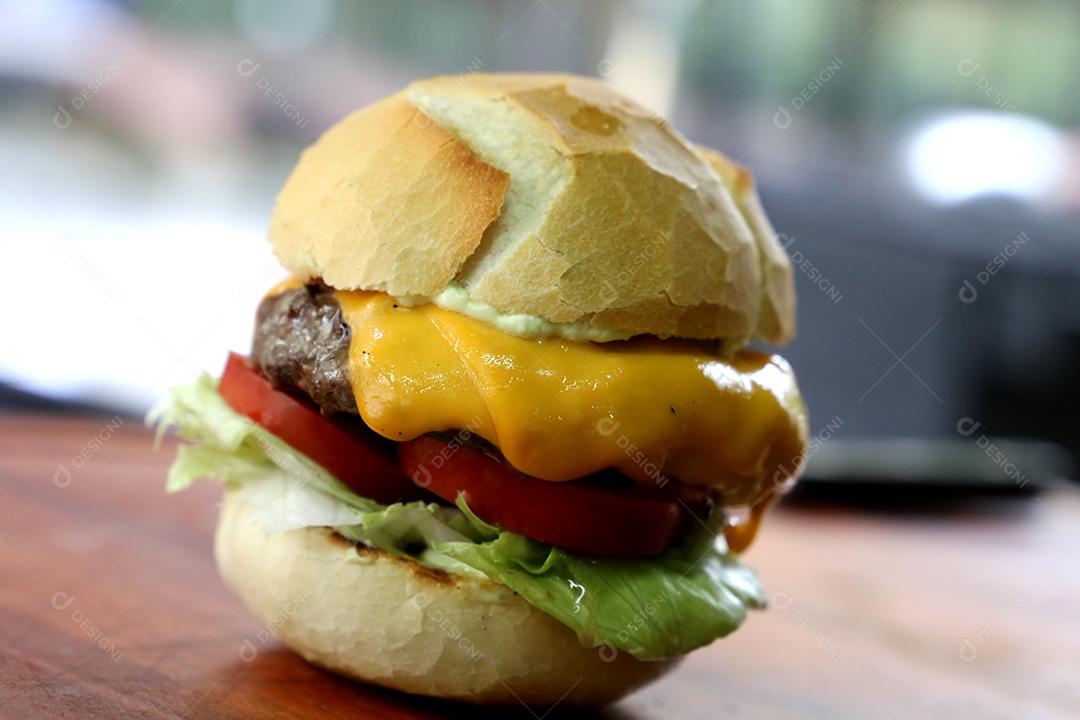 Fotos Hamburger Feito na Churrasqueira Com Queijo Bacon Cebola Picles