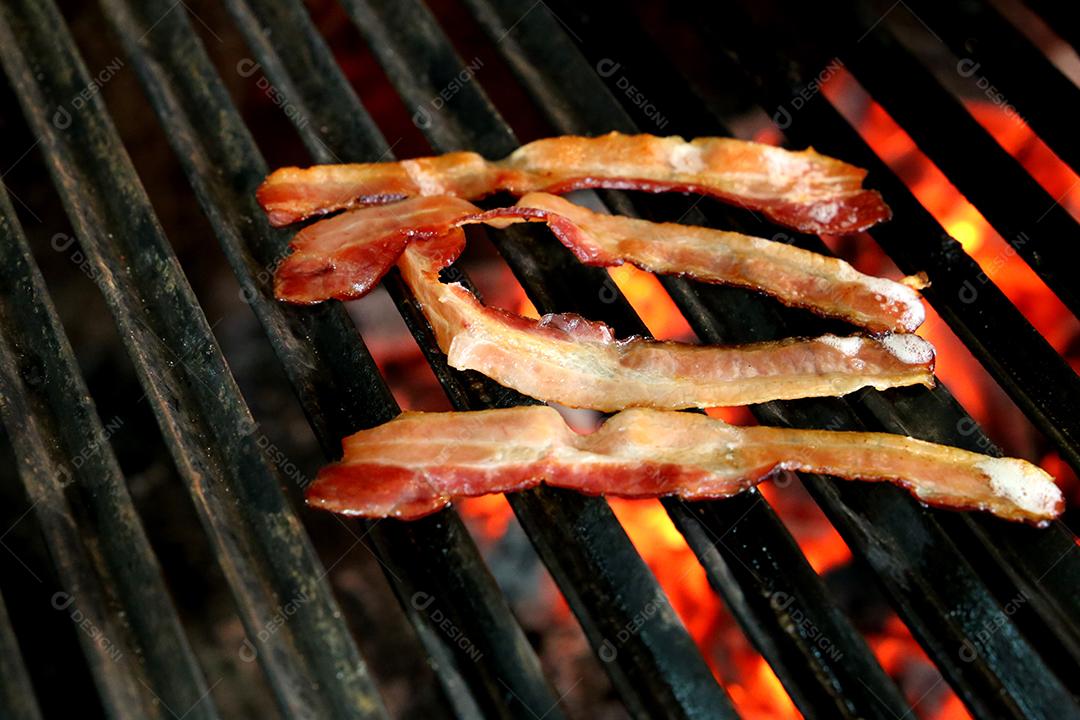 bacon grelhado na grelha parrila. Com um fundo de carvão quente.