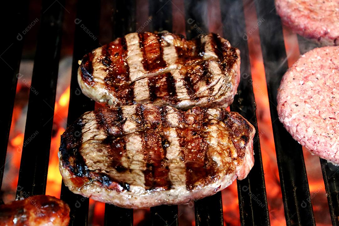 hambúrguer na grelha parrilla com marcas de grelha JPG