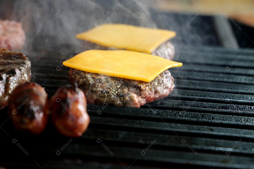 hambúrguer na grelha parrilla com marcas de grelha JPG