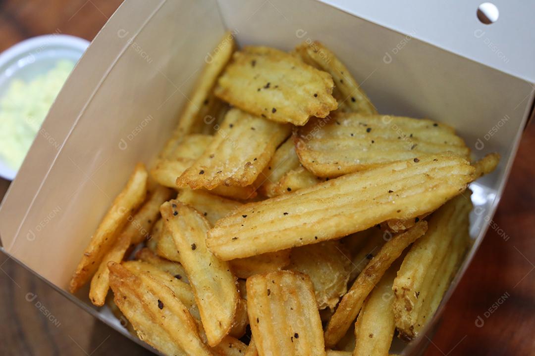 batatas fritas em um pacote de entrega JPG