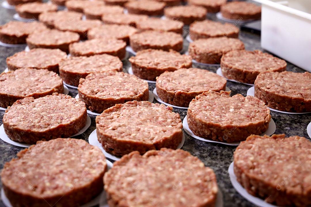 muitos hambúrgueres crus fora do restaurante. Iniciando a preparação de hambúrgueres JPG