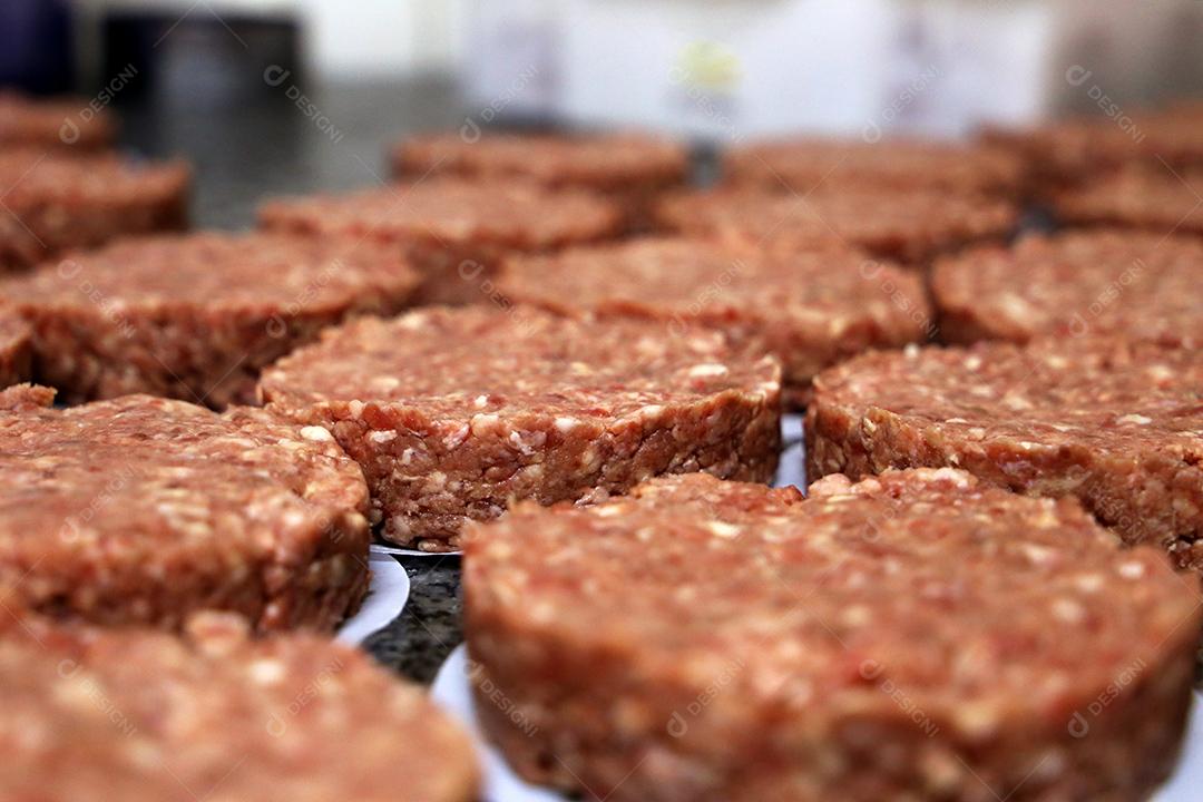 muitos hambúrgueres crus fora do restaurante. Iniciando a preparação de hambúrgueres JPG