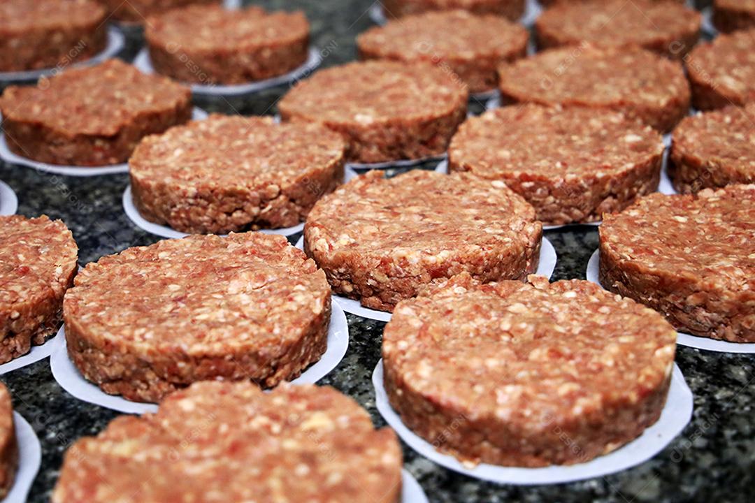 muitos hambúrgueres crus fora do restaurante. Iniciando a preparação de hambúrgueres JPG