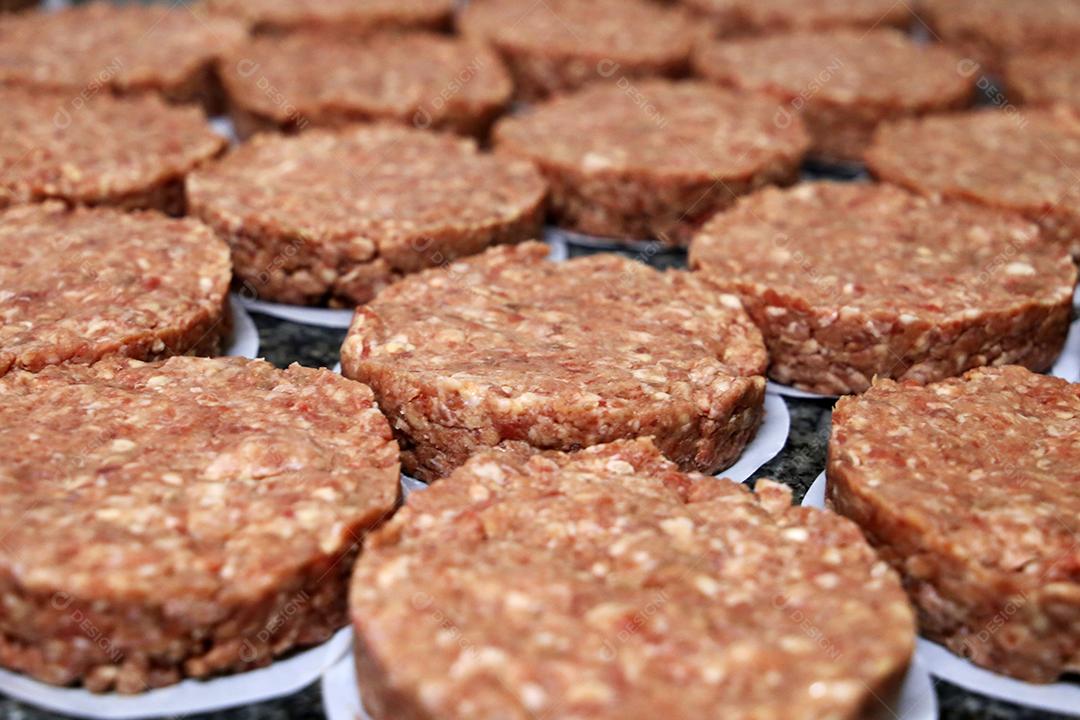 muitos hambúrgueres crus fora do restaurante. Iniciando a preparação de hambúrgueres JPG