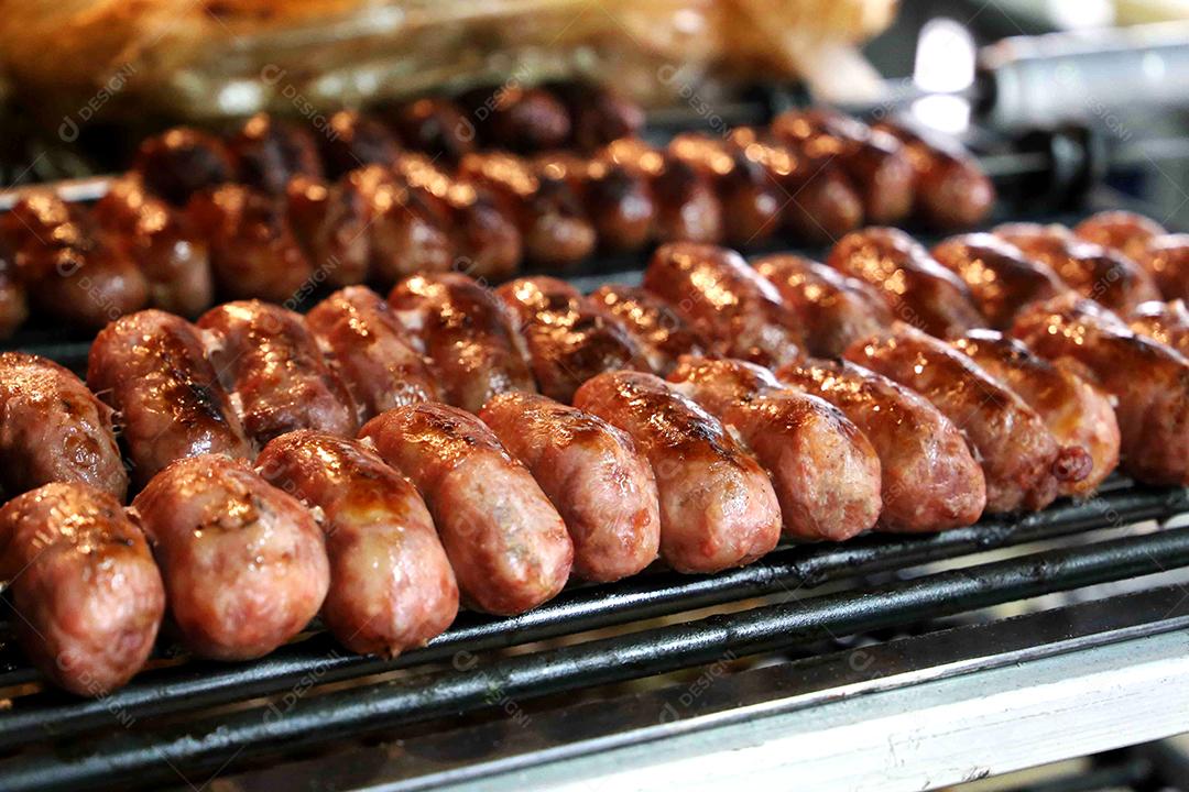 Muitos espetos de salsicha no churrasco brasileiro JPG