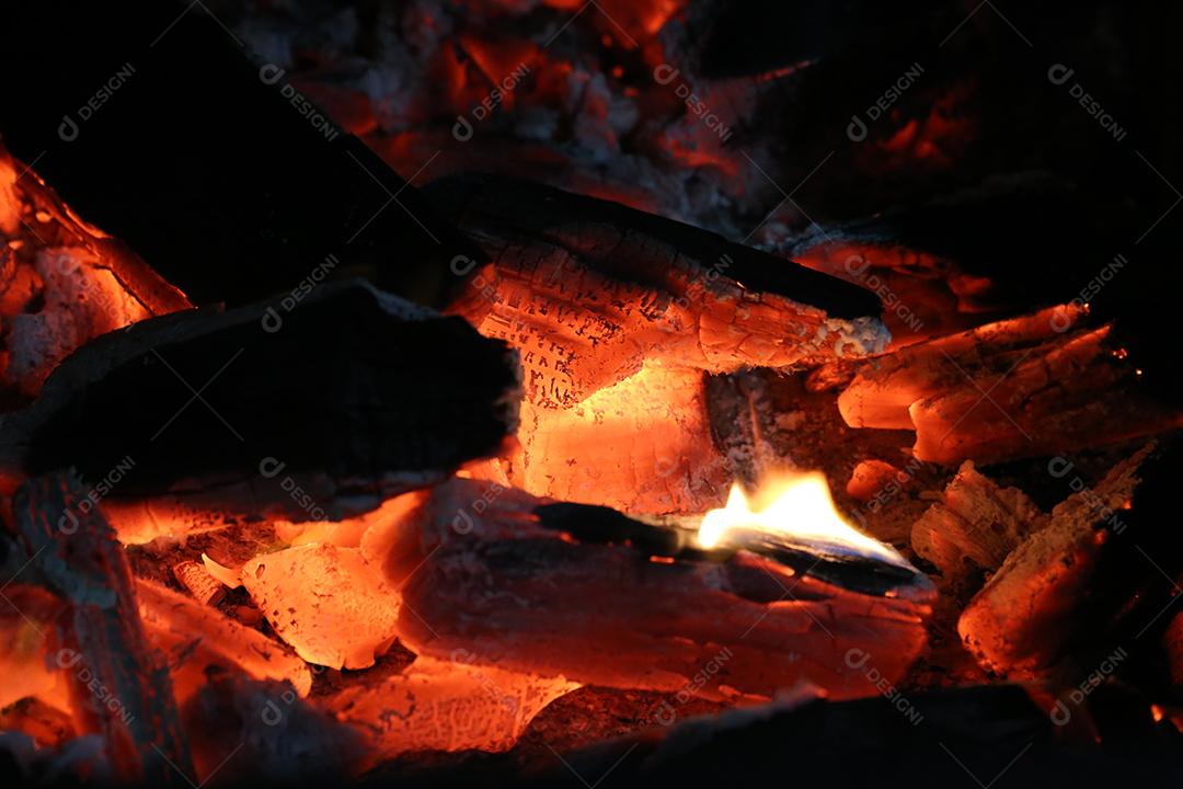 carvão brilhante em um churrasco no Brasil JPG