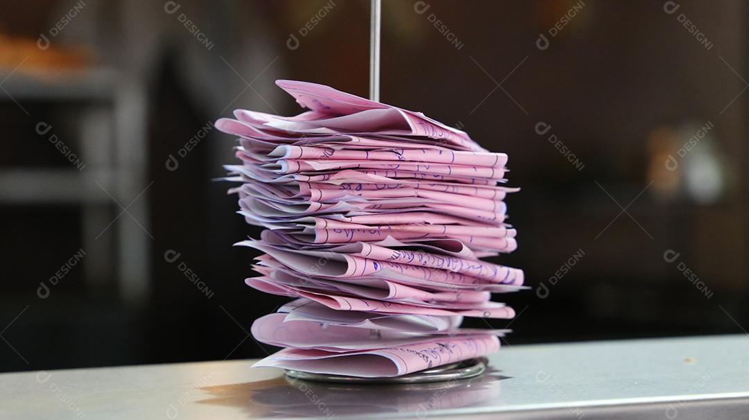 bloco de controle de um restaurante. Papéis com pedidos de clientes JPG