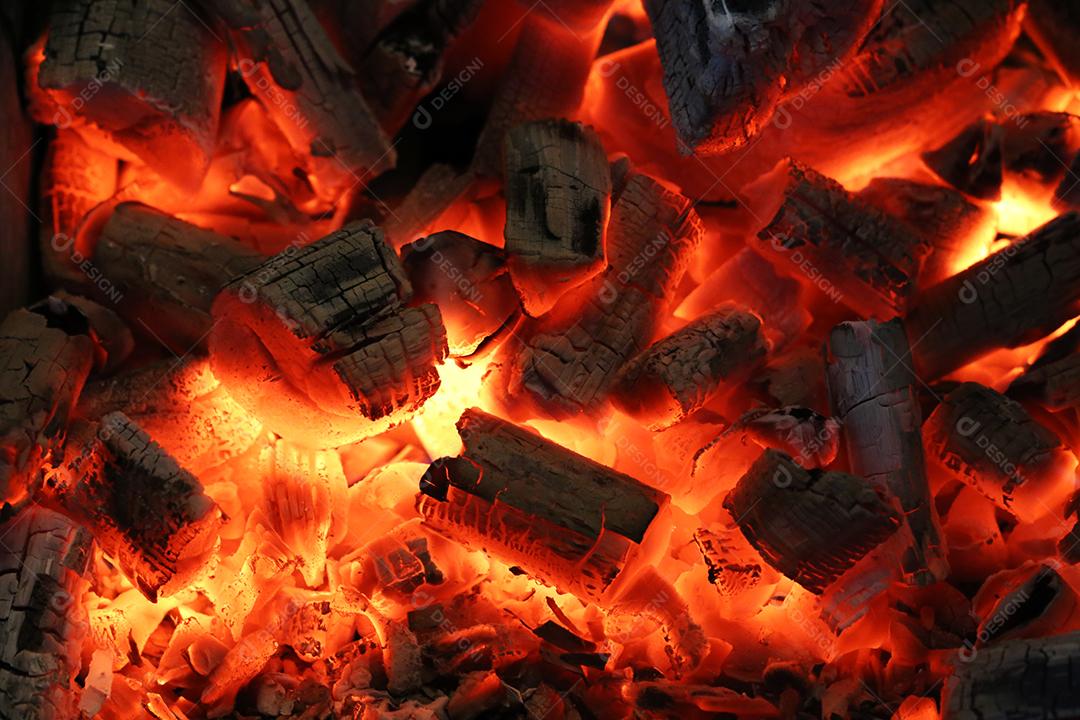 carvão brilhante em um churrasco no Brasil JPG