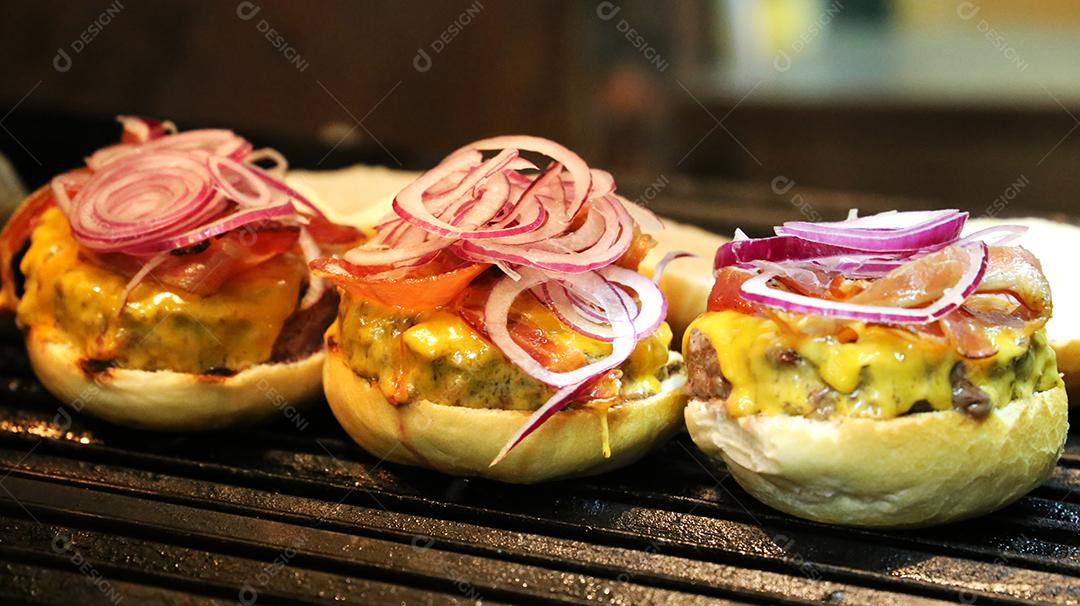 Hambúrguer. Feito na churrasqueira. Com queijo, bacon, cebola, picles JPG