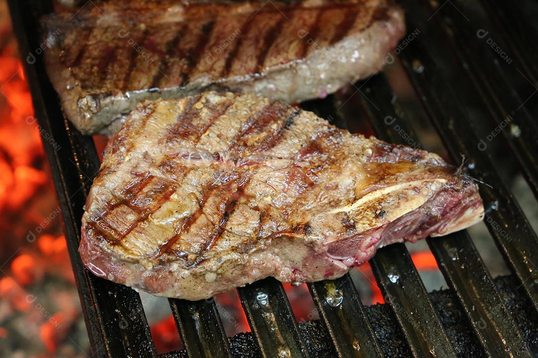 Costela curta ou Rib Premium. Bife grelhado em Parrilla argentina com marcas de grelha. Comida brasileira JPG