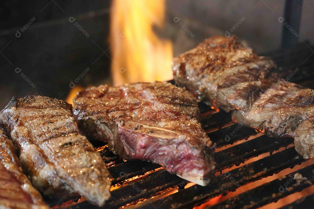 Costela curta ou Rib Premium. Bife grelhado em Parrilla argentina com marcas de grelha. Comida brasileira JPG