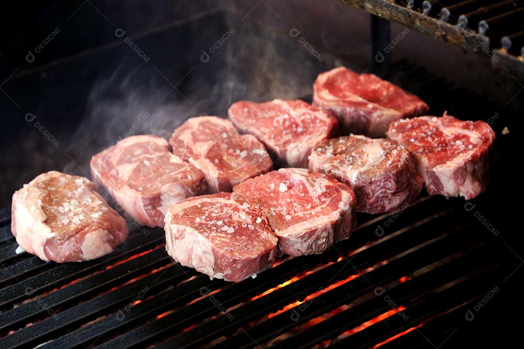 Bife de ancho grelhado na grelha com carvão brilhante ao fundo JPG