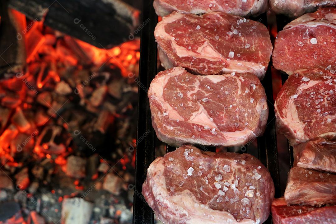 Bife de ancho grelhado na grelha com carvão brilhante ao fundo JPG