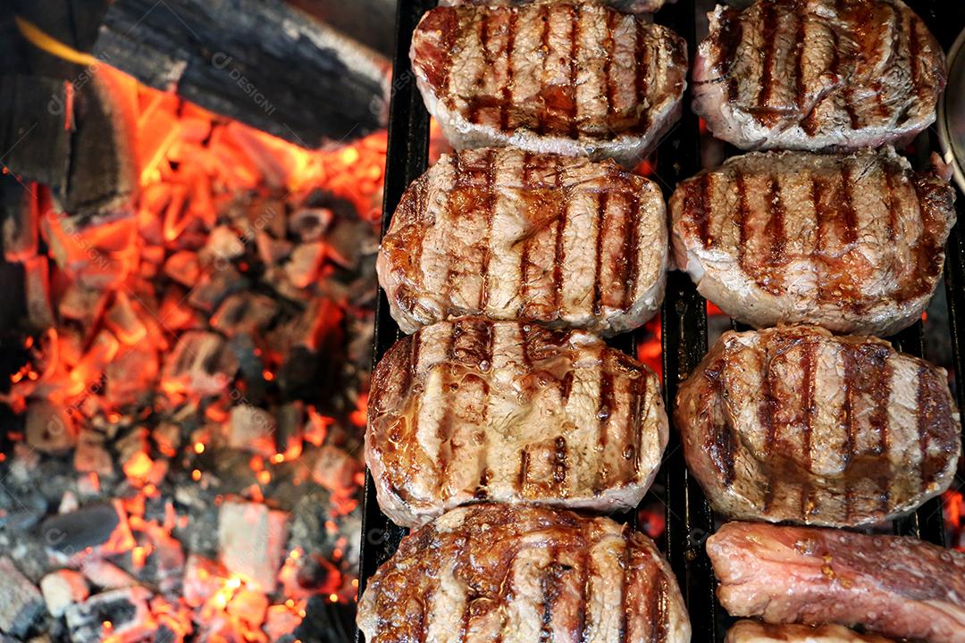 Bife de ancho grelhado na grelha com carvão brilhante ao fundo JPG