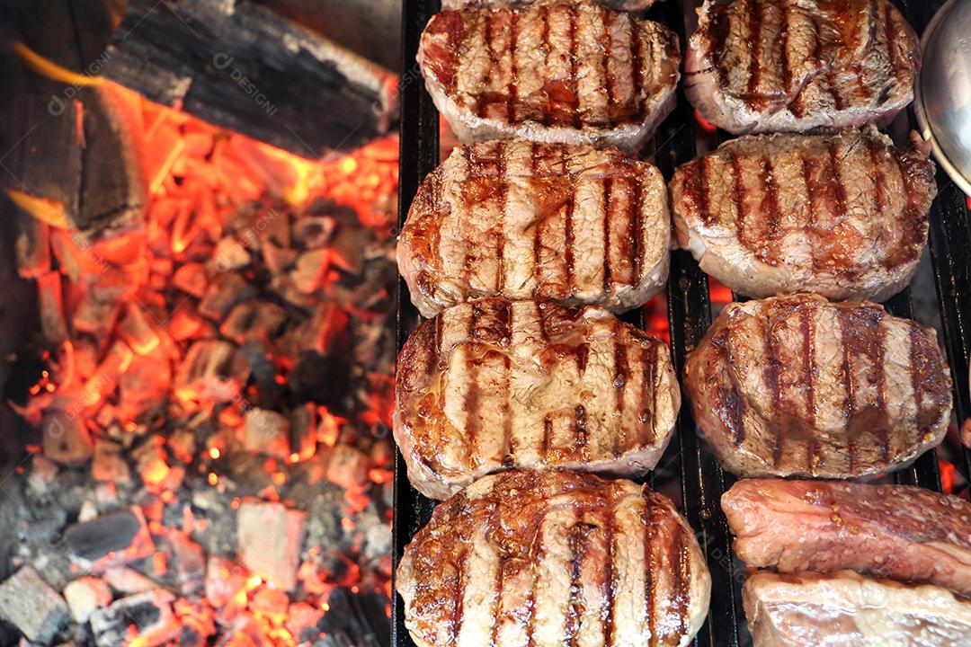 Bife de ancho grelhado na grelha com carvão brilhante ao fundo JPG