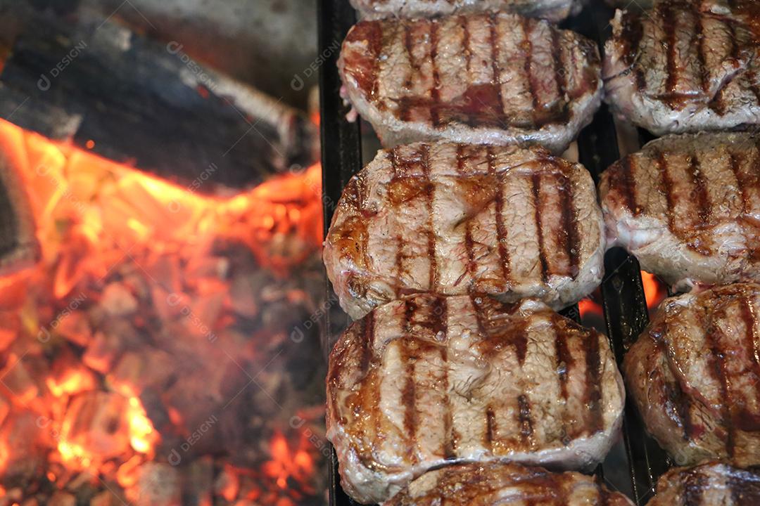 Bife de ancho grelhado na grelha com carvão brilhante ao fundo JPG
