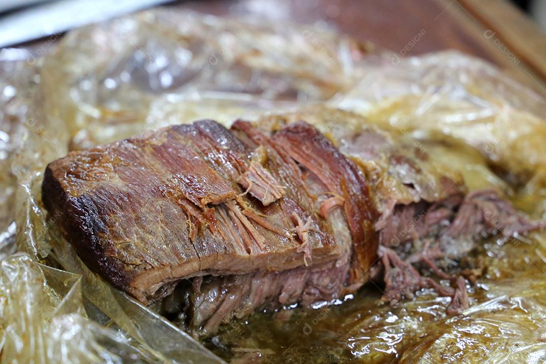 Costela, costela. Deliciosa costela assada com ossos grandes. Servido em uma tábua de madeira JPG