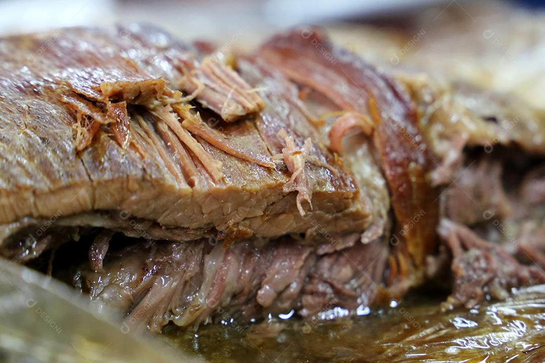 Costela, costela. Deliciosa costela assada com ossos grandes. Servido em uma tábua de madeira JPG