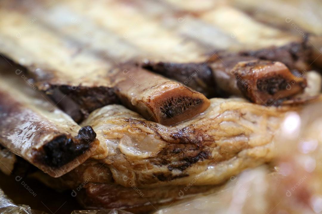 Costela, costela. Deliciosa costela assada com ossos grandes. Servido em uma tábua de madeira JPG