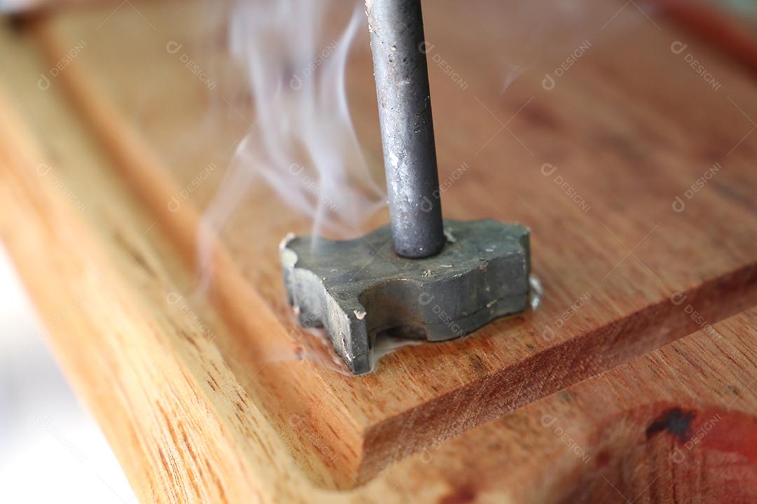 ferro para marcar madeira. com fumaça quente saindo JPG