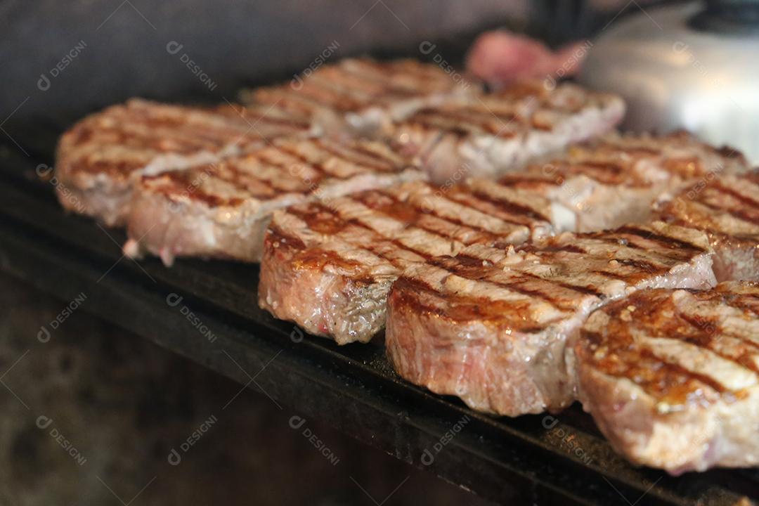 Bife de ancho grelhado na grelha com carvão brilhante ao fundo JPG