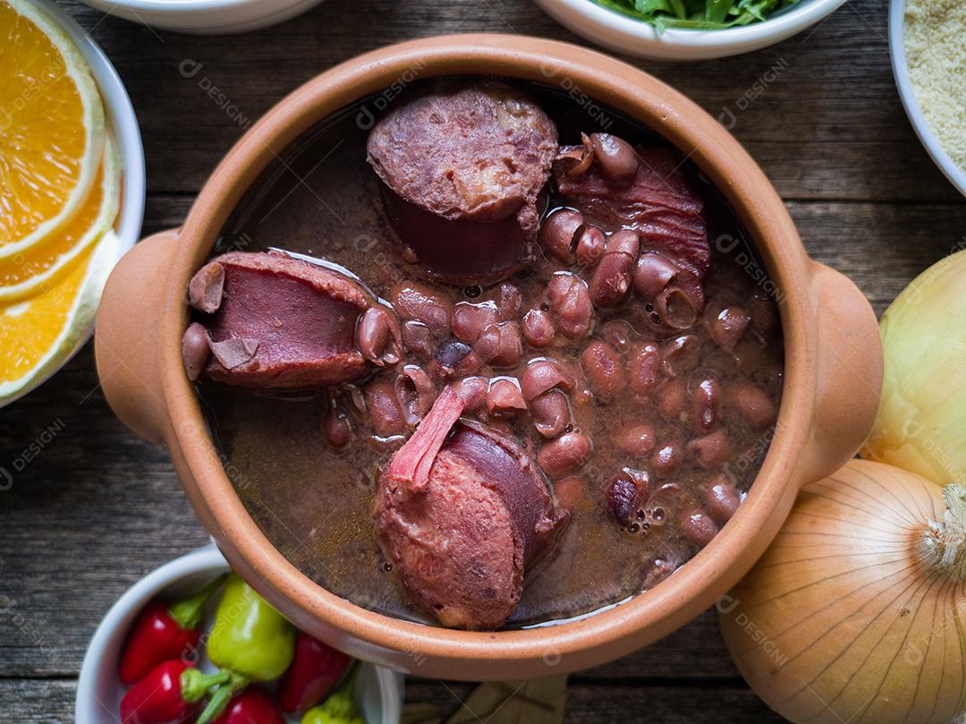 Feijoada Em Uma Tigela de Cerâmica Comida Tradicional Brasileira Imagem JPG