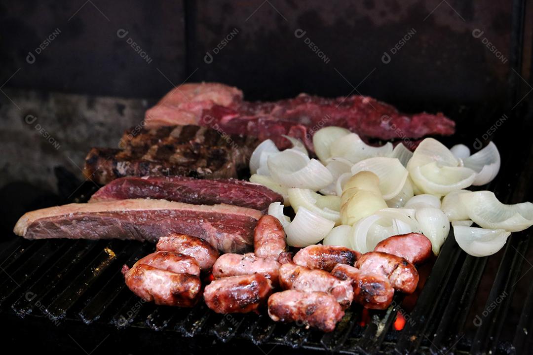 grelhado cheio de carnes, salsichas, cebolas e bifes JPG