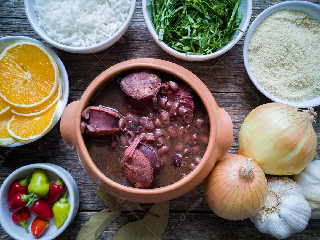 Feijoada em uma tigela de cerâmica comida tradicional brasileira Imagem JPG