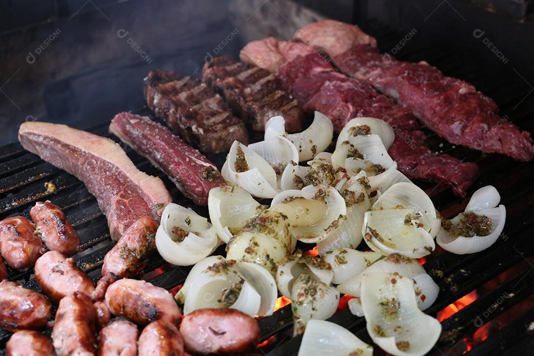 grelhado cheio de carnes, salsichas, cebolas e bifes JPG