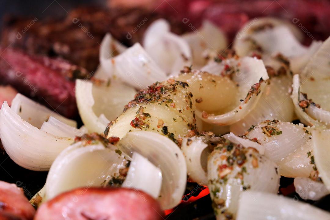 grelhado cheio de carnes, salsichas, cebolas e bifes JPG