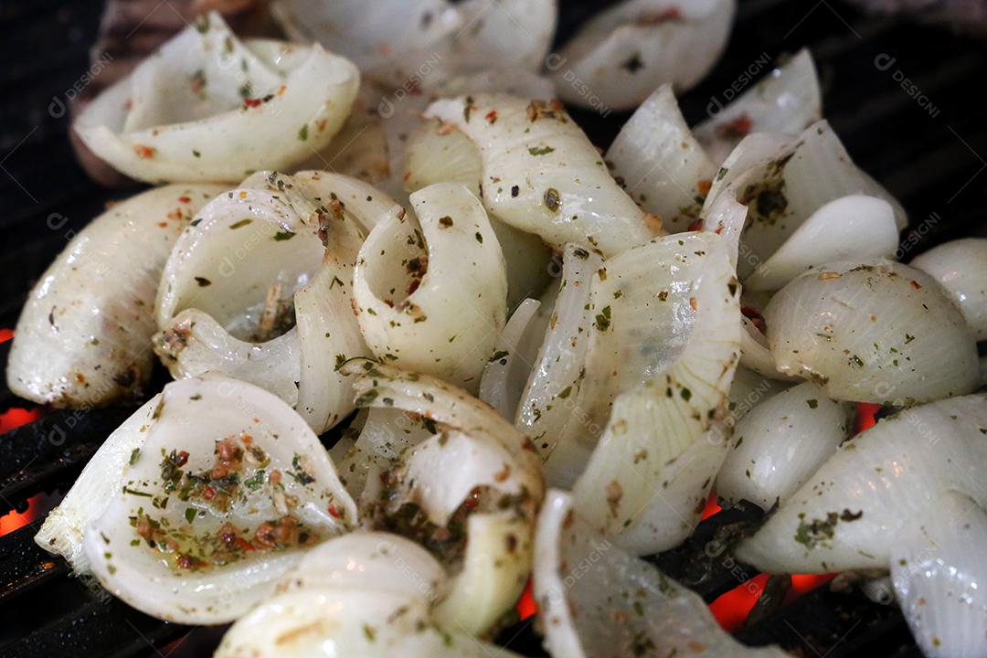 cebolas na grelha com Chimichurri. alimentos brasileiros JPG