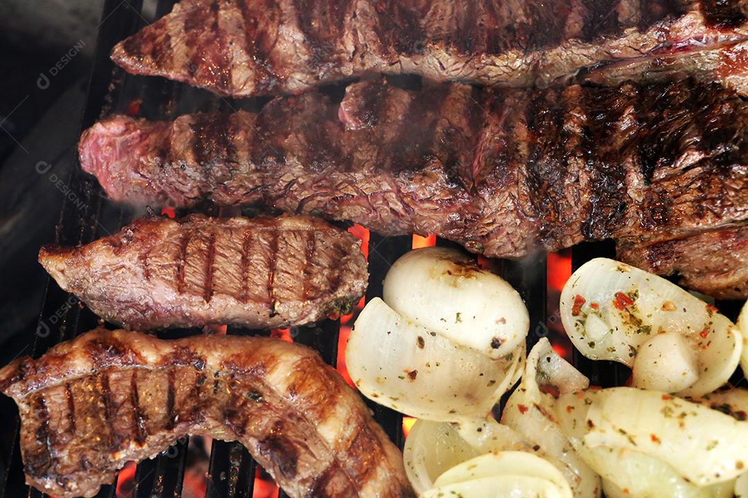 grelhado cheio de carnes, salsichas, cebolas e bifes JPG