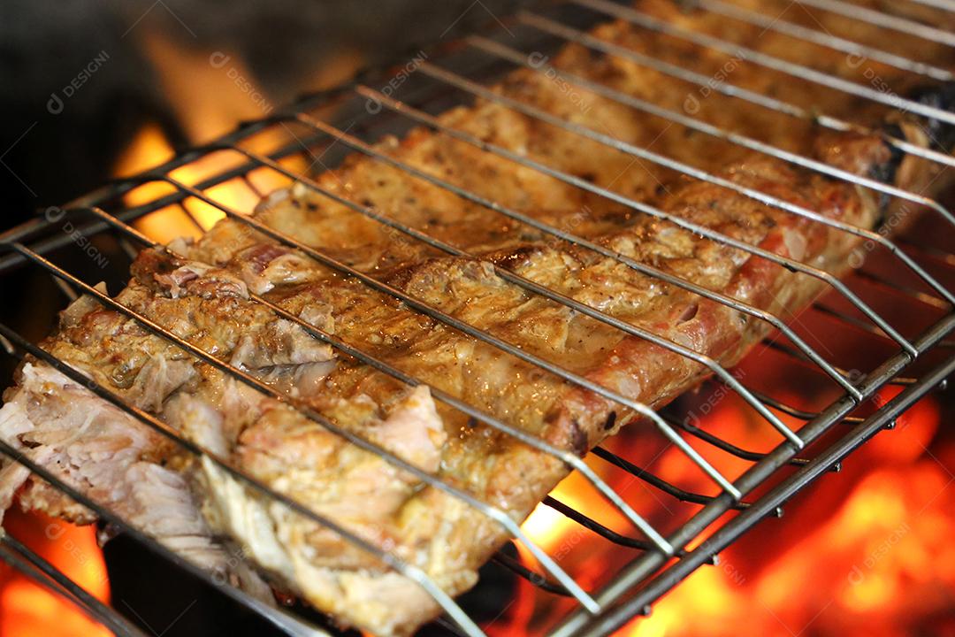 Costelas de porco no churrasco brasileiro. Com fundo de fogo JPG