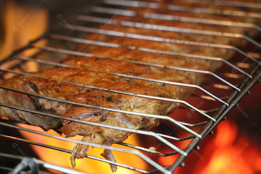 Costelas de porco no churrasco brasileiro. Com fundo de fogo JPG