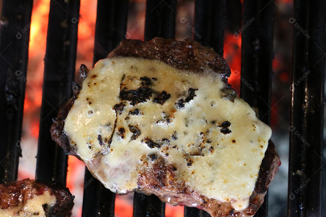 Bife de ancho com queijo gorgonzola. grelhado no churrasco. Churrasco brasileiro JPG