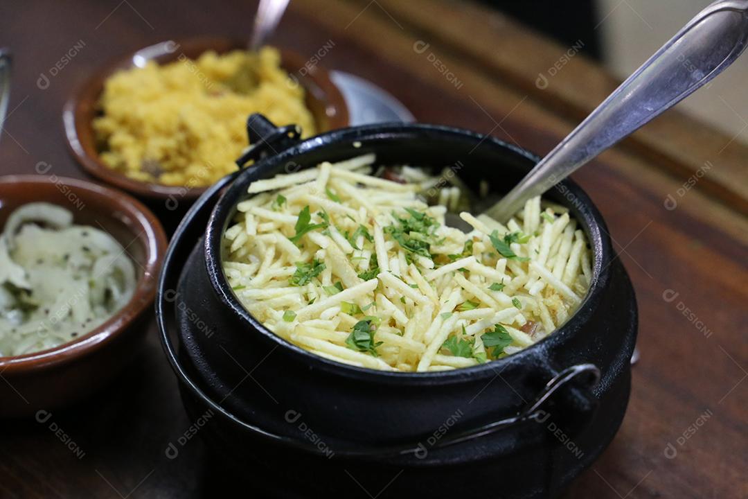 Biro-Biro. Comida brasileira de arroz em churrasco. Com batata e bacon. Belos potes e fundo JPG