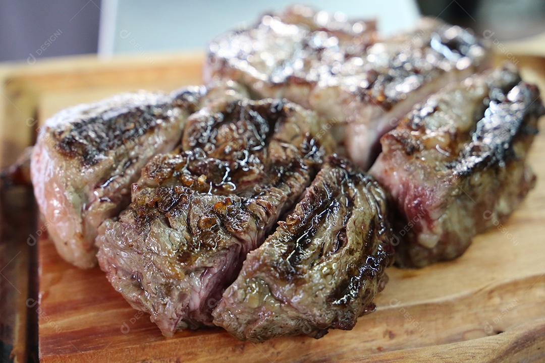 carne cortado em uma tábua de madeira. Churrasco brasileiro JPG