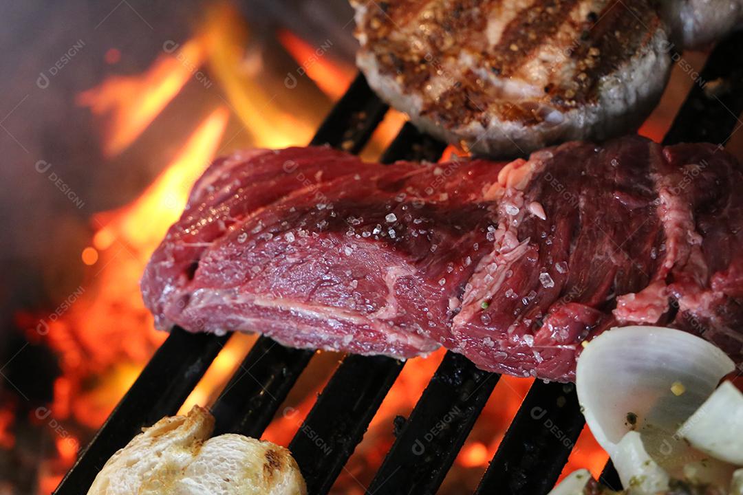 A Fraldinha. Churrasco grelhado Carne de Bife Brasileiro no bife churrasco. Carne sendo cortada em uma tábua de madeira JPG