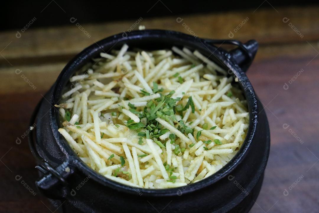 Biro-Biro. Comida brasileira de arroz em churrasco. Com batata e bacon. Belos potes e fundo JPG