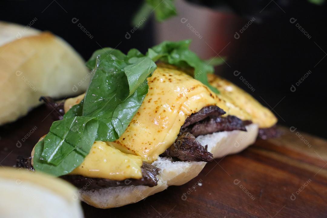 sanduíche de carne e queijo. carne de churrasco JPG