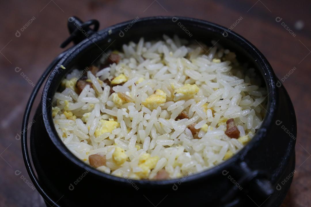 Biro-Biro Comida brasileira de arroz em churrasco. Com batata e bacon. Belos potes e fundo JPG