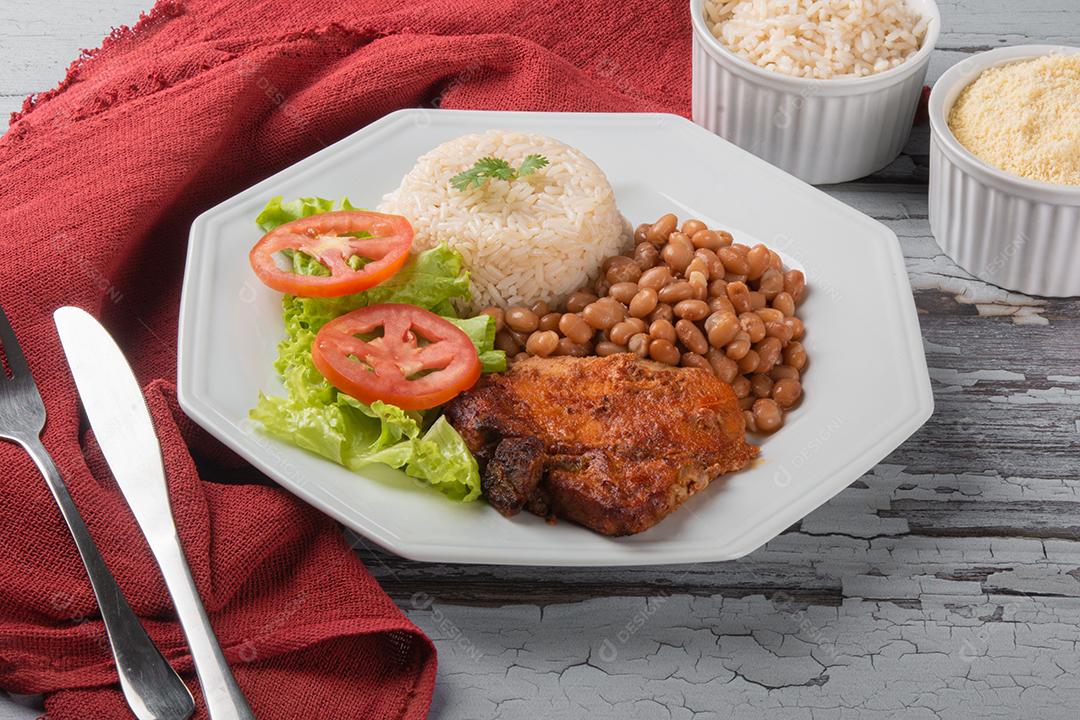 Prato tradicional de feijão de comida brasileira com arroz Imagem JPG