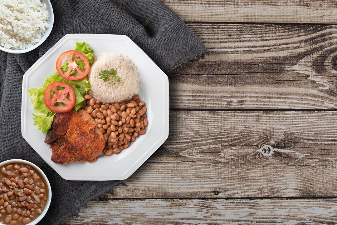 Prato tradicional de feijão de comida brasileira com arroz Imagem JPG