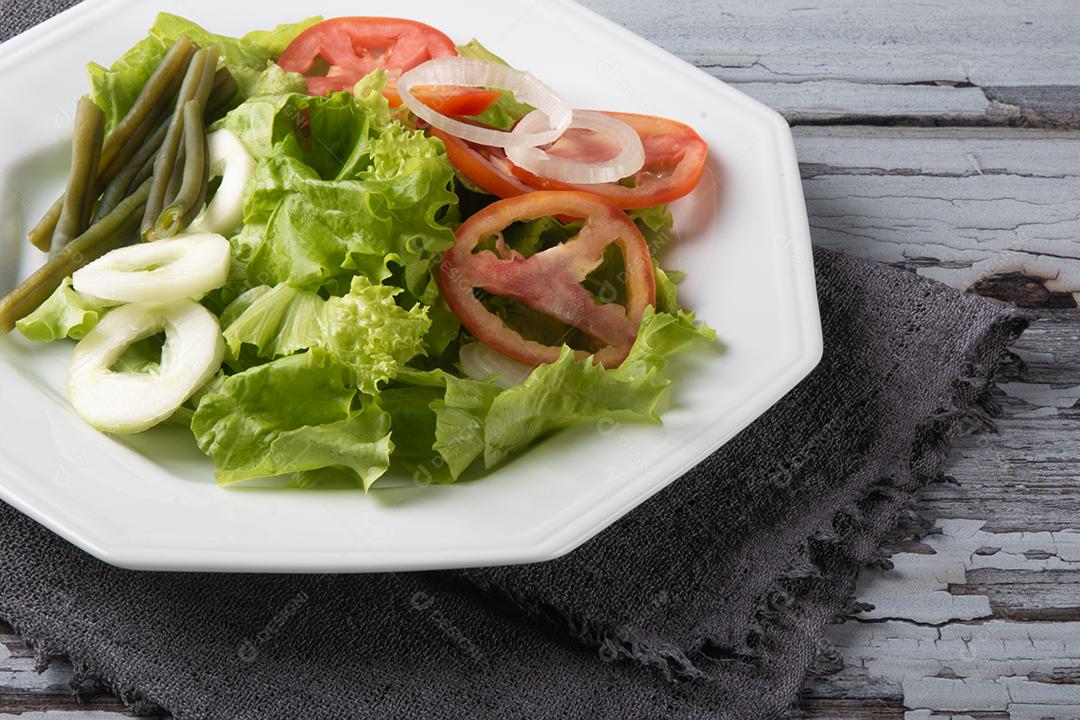 Prato de comida saudável com vista superior de salada de alface Imagem JPG