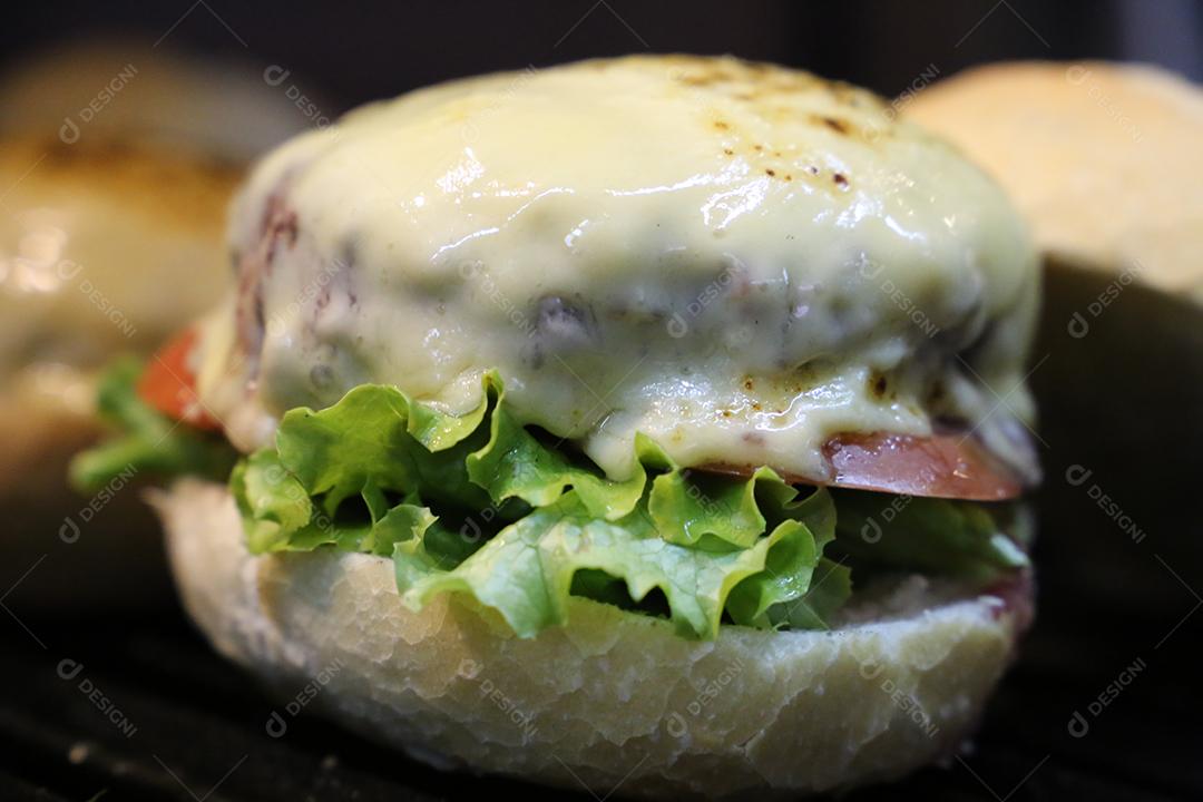 X-Salada. Hambúrguer brasileiro feito em churrasqueira JPG