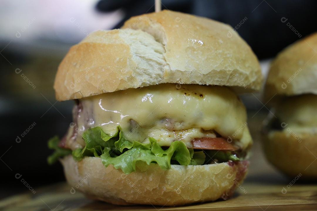 X-Salada. Hambúrguer brasileiro feito em churrasqueira JPG