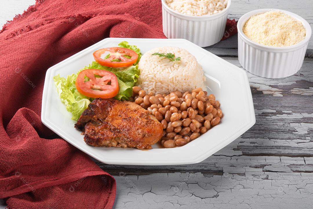 Prato tradicional de feijão de comida brasileira com arroz Imagem JPG