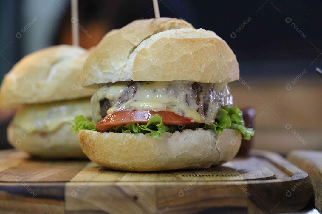 X-Salada. Hambúrguer brasileiro feito em churrasqueira JPG