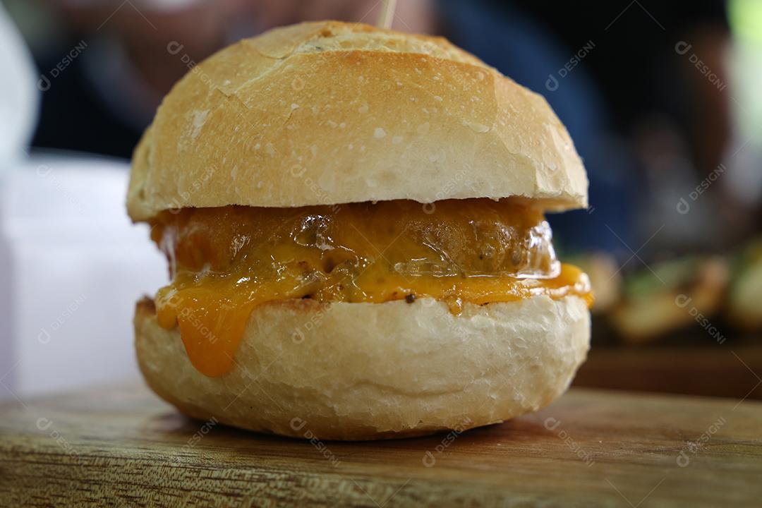 Hambúrguer de queijo com queijo, tomate e pão feito na churrasqueira JPG